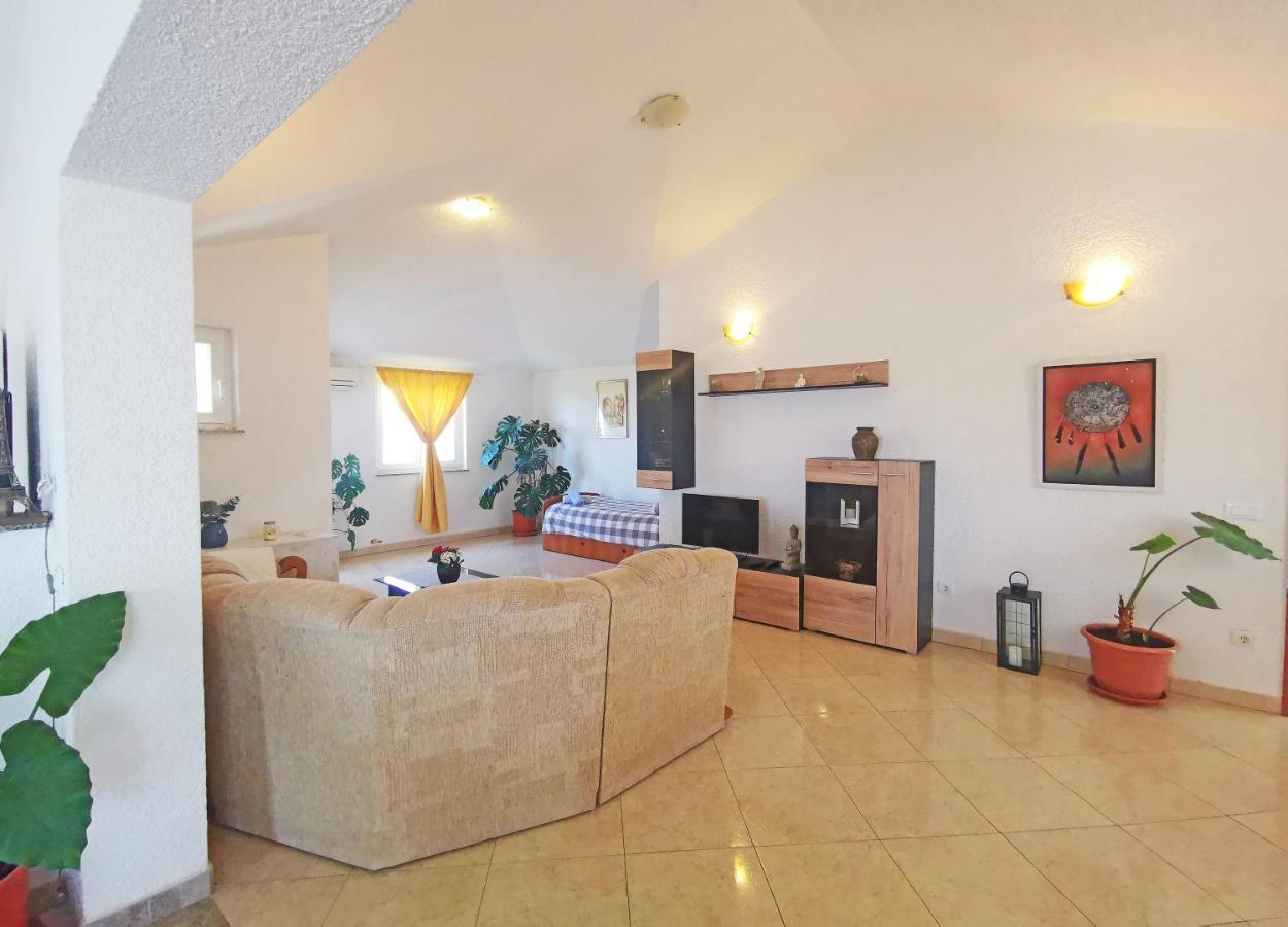 Apartman Luna Sveti Lovreč Pazenatički Buitenkant foto